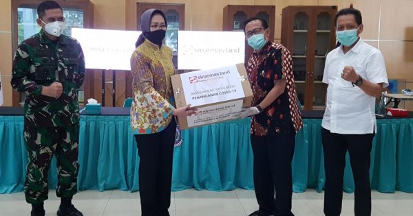Sinar Mas Land yang diwakili Corporate Governance & Sustainability Division Head Ignesjz Kemalawarta didampingi oleh Corporate Affairs Division Head Dony Martadisata dan Tim CSR PT. BSD menyerahkan bantuan sebanyak 500 RTK kepada Walikota Tangerang Selatan Airin Rachmi Diany