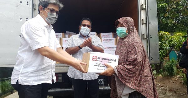 Managing Director President Office Sinar Mas Land Dhony Rahajoe bersama Tokoh Masyarakat Rano Karno secara simbolis menyerahkan bantuan paket bingkisan lebaran kepada warga di Jalan Hasyim Ashari Gang Parit Nomor 10 RT 06 RW 10 Kelurahan Cipondoh, Kota Tangerang, Kamis (21/5)/Sinar Mas Land