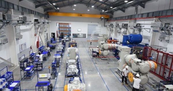 Para Pekerja PT ABB Power Grids Indonesia saat sedang melakukan aktivitas di pabrik gas-insulated switchgear (GIS) di Tangerang/ABB Power